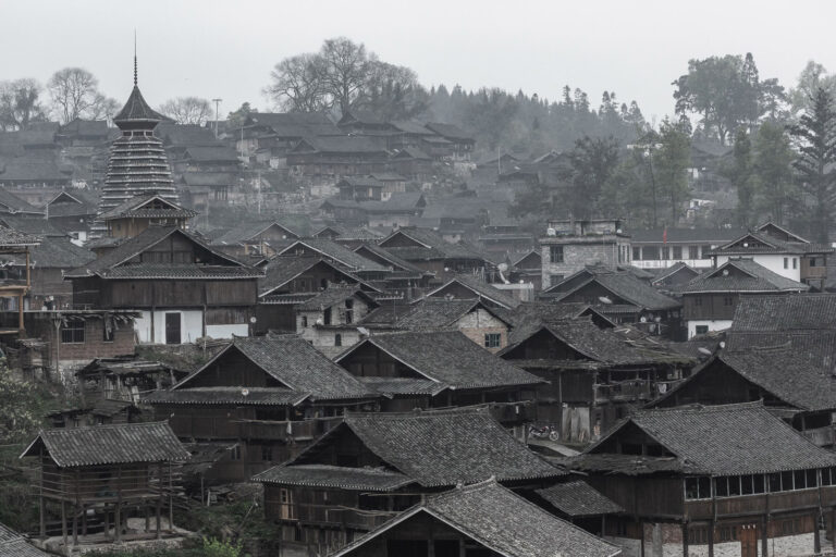 Wang Jinqin - 9，从江苗族芭沙干栏寨-佳能5d3-光圈9-感光度1000-焦距100-2015.3.28